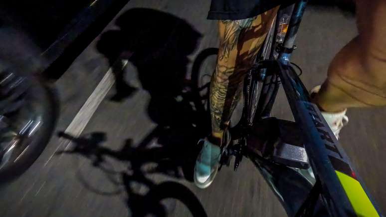 Matheus gosta da adrenalina das manobras quando "tira um fino" entre os carros