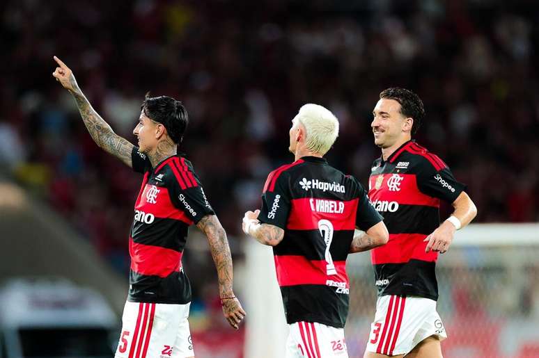 Pulgar comemora o seu gol, o primeiro do Flamengo na partida &ndash;