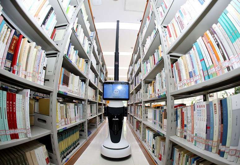 Livros e um rob&ocirc; no corredor