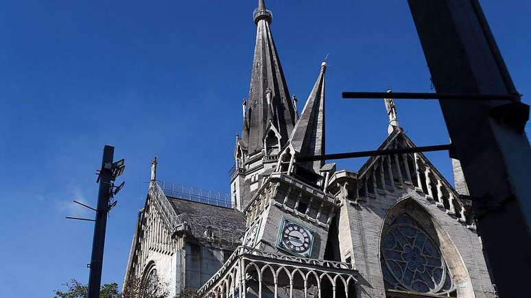 Uma das torres da catedral de Manizales desabou