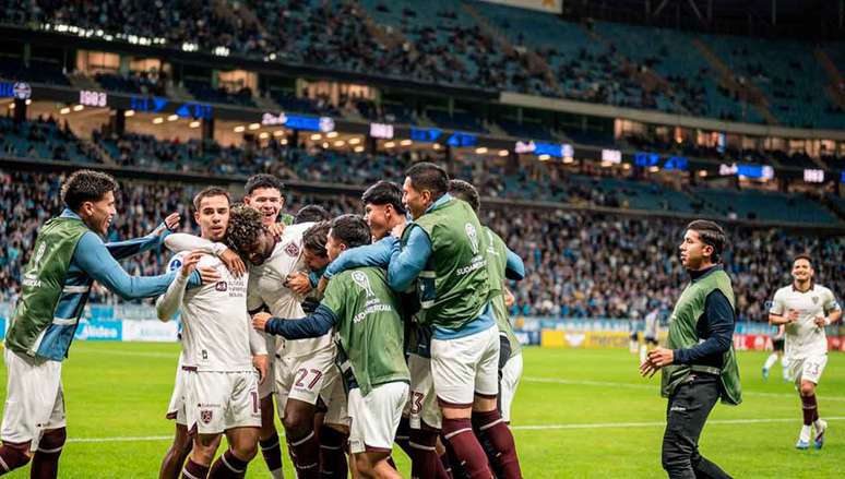 Bol&iacute;var venceu e eliminou o Gr&ecirc;mio da Copa Sul-Americana &ndash;