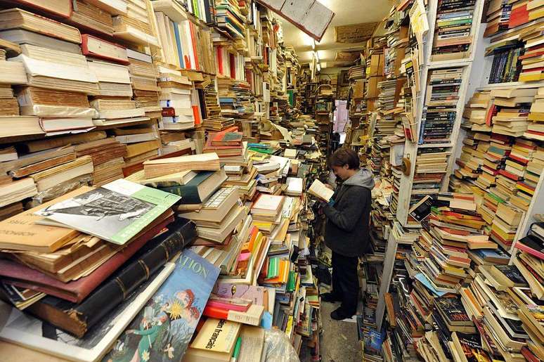 As livrarias de livros usados e antigos tornaram-se um novo reduto para buscar "o alimento" para a IA.