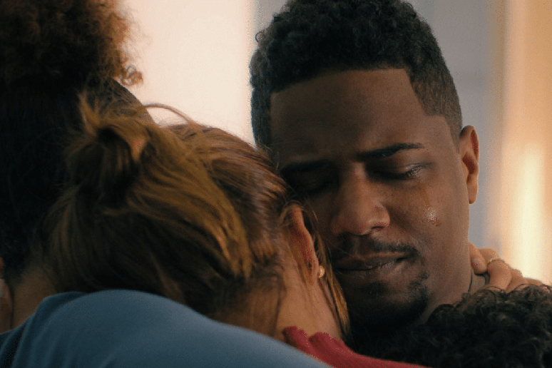 &ldquo;Nando entre Dois Mundos &ndash; Um Filme Sintonia&rdquo; mostra o protagonista dividido entre o passado no crime e o desejo de romper com essa vida para proteger a fam&iacute;lia 