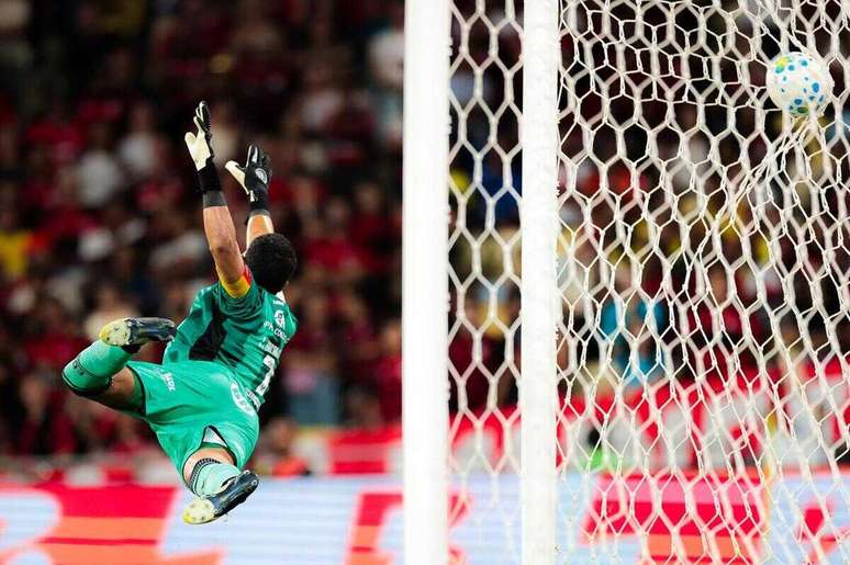 Joga a luva! Lucas Arcanjo voa, mas n&atilde;o alcan&ccedil;a bala&ccedil;o de Erick Pulgar &ndash;