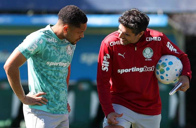 Vitor Roque e Abel Ferreira em treinamento do Palmeiras &ndash;
