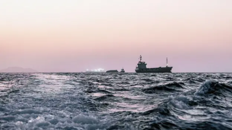 Um navio no horizonte navega pelas &aacute;guas. 