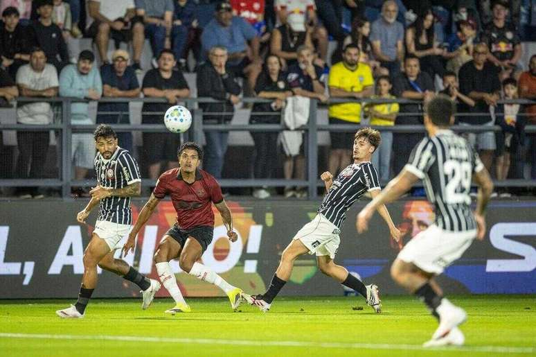 Corinthians enfrentou o Bragantino com a camisa preta &ndash;
