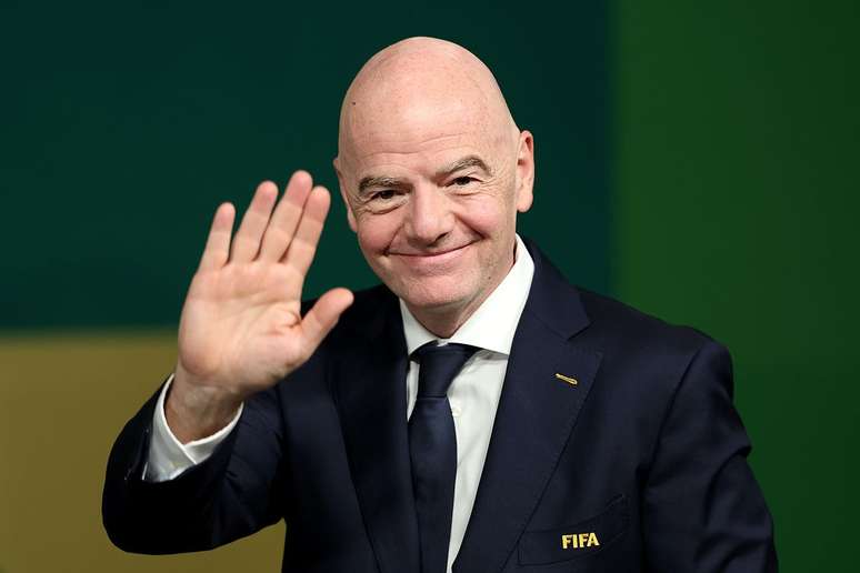 Gianni Infantino recebeu cr&iacute;ticas ap&oacute;s a pol&ecirc;mica tentativa de vender a&ccedil;&otilde;es das competi&ccedil;&otilde;es da Fifa &ndash;