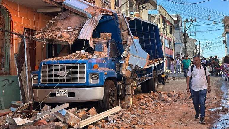 Destro&ccedil;os causados pelo abalo em Pereira