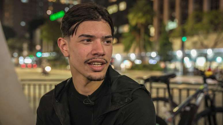 Matheus, que come&ccedil;ou nos apps para complementar a renda, hoje faz entregas como seu trabalho principal
