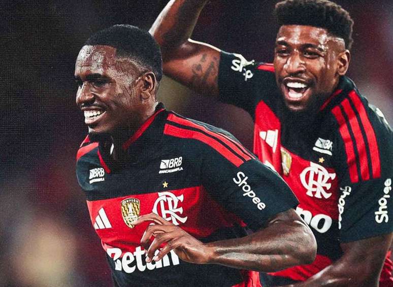 Evertton Ara&uacute;jo (esq.) comemora um de seus gols com a camisa do Flamengo &ndash;