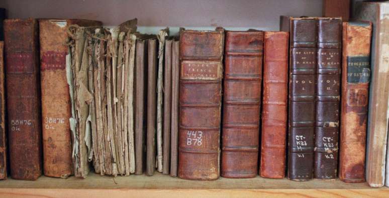 Livros velhos em prateleira