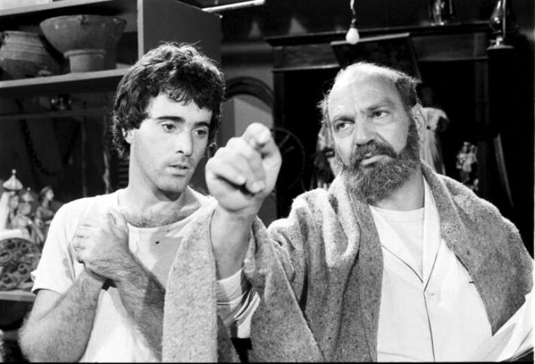 Tony Ramos e Lima Duarte em cena de 'Pai Her&oacute;i', novela de 1979