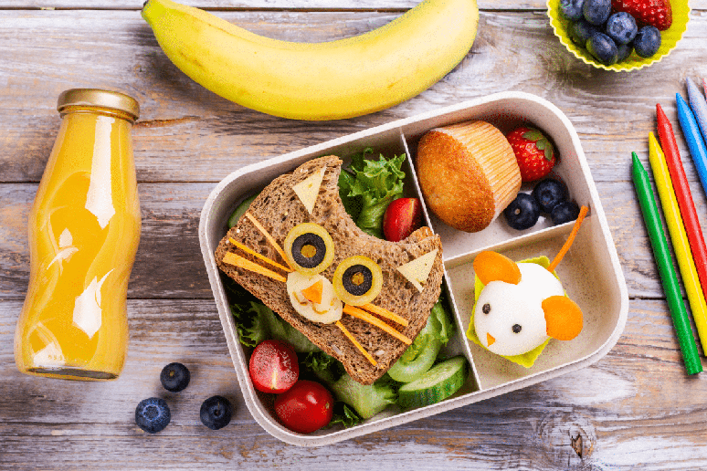 Uma lancheira equilibrada combina alimentos de diferentes grupos e inclui uma bebida para acompanhar 
