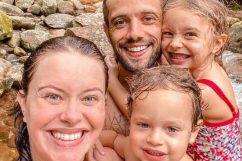 Rafael Cardoso com Mari Bridi e seus filhos, Aurora e Valentim