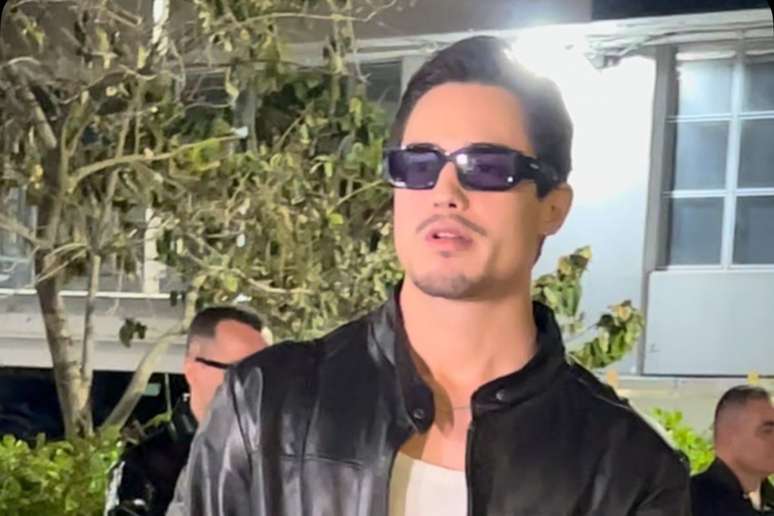 Danilo Mesquita chega ao show de Anitta