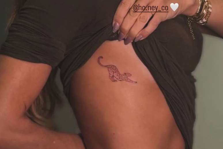 Grazi Massfera mostra tatuagem escondidinha