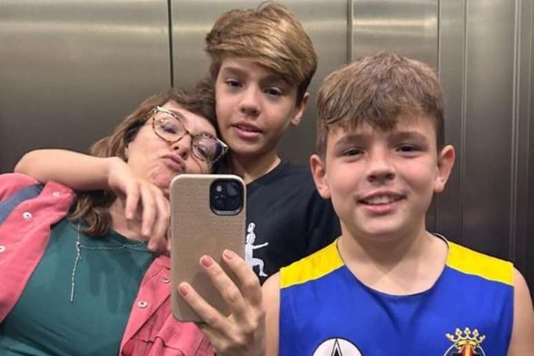Regiane Alves posa com os filho em elevador