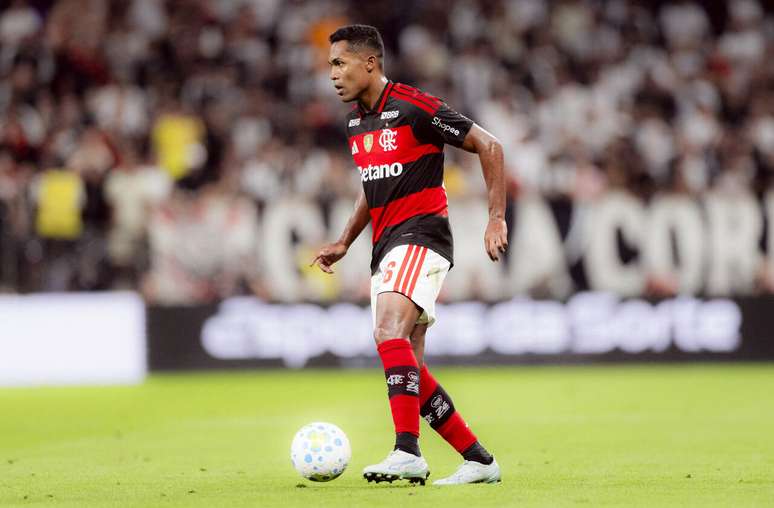 Alex Sandro segue fora da equipe do Flamengo &ndash;