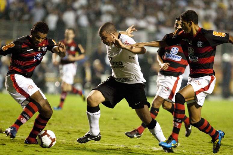 Ronaldo Fen&ocirc;meno at&eacute; marcou contra o Flamengo, mas foi eliminado &ndash;