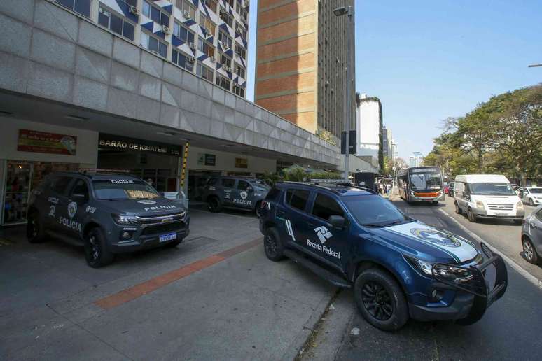 A pol&iacute;cia brasileira lan&ccedil;ou uma grande opera&ccedil;&atilde;o em 28 de agosto de 2025 contra uma vasta rede de lavagem de dinheiro envolvendo o crime organizado e o setor financeiro. Miguel Schincarol/AFP via Getty Images