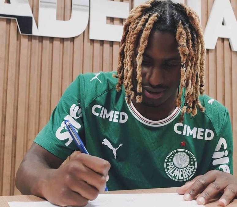 Fabio So assina o contrato &ndash;