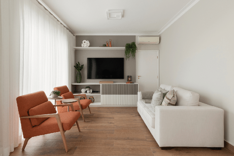 O planejamento do ambiente deve considerar conforto visual, circula&ccedil;&atilde;o e ilumina&ccedil;&atilde;o para tornar o uso da televis&atilde;o mais agrad&aacute;vel Projeto: arquiteta Daniela Funari |