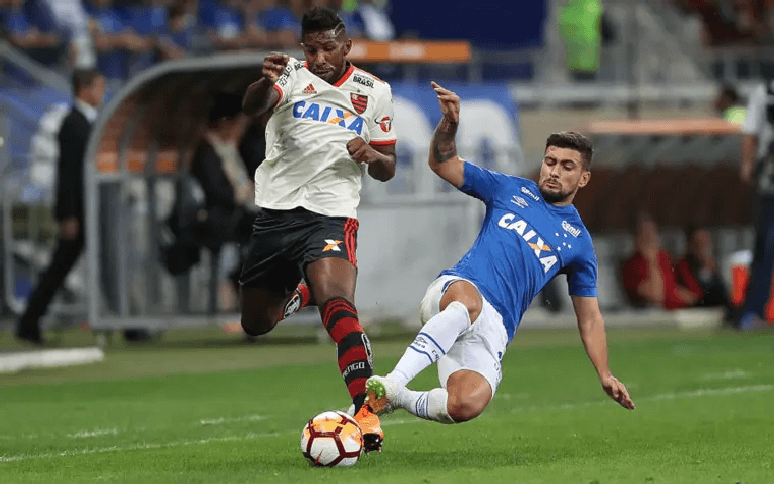 Rodinei leva carrinho de Arrascaeta, futuro &iacute;dolo do Flamengo &ndash;