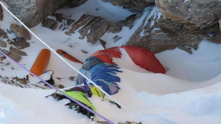 O corpo com as botas de montanhismo verdes tornou-se um marco sombrio na jornada rumo ao cume do Everest