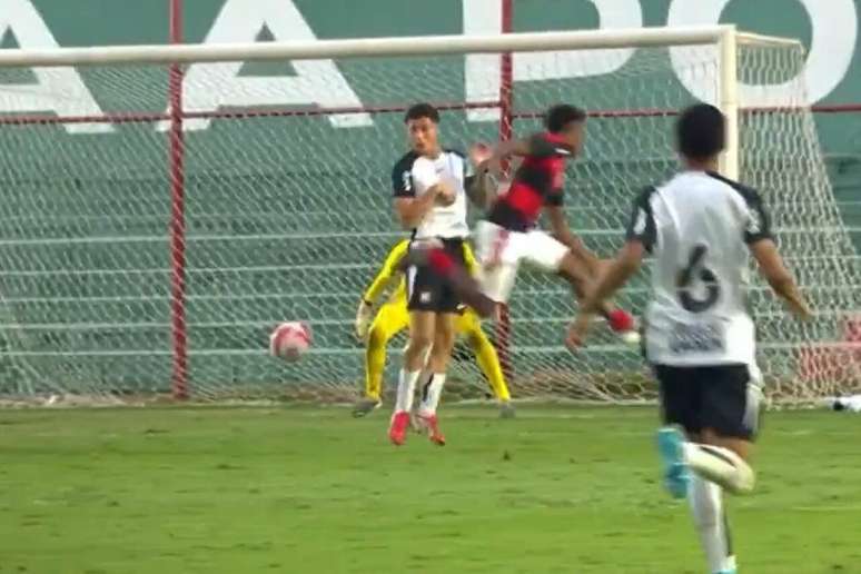 Jordan Michael d&aacute; salto no ar para, de letra, marcar um lindo gol no Luso-Brasileiro &ndash;