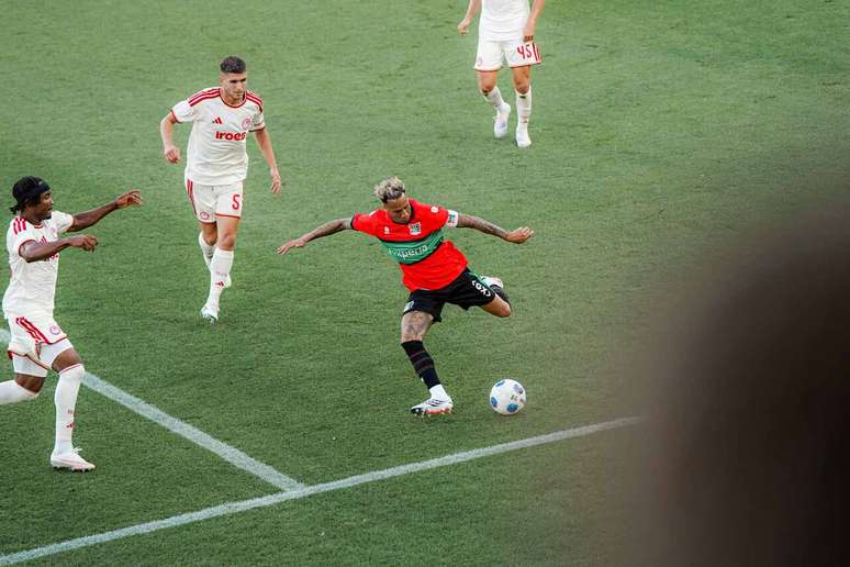 Jogadores de NEC e Olympiacos em disputa de bola na terceira fase preliminar da Champions &ndash;