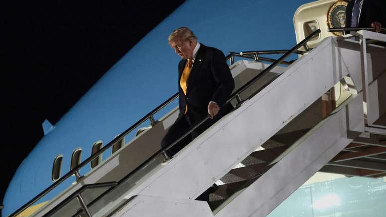 Trump foi visto descendo do antigo Air Force One ap&oacute;s a chegada do avi&atilde;o a uma base no Reino Unido