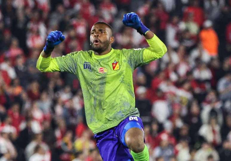 Goleiro Jorge Mart&iacute;nez em a&ccedil;&atilde;o pelo Deportivo Pereira &ndash;