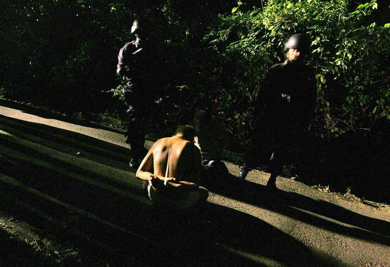 Um suposto membro de gangue &eacute; preso pela pol&iacute;cia em El Salvador. Yuti Cortez/AFP via Getty Images