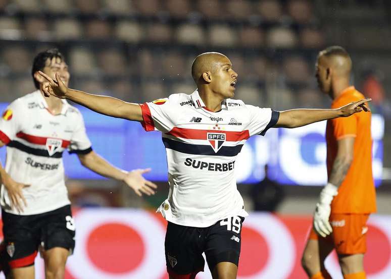 Ryan Francisco celebra um dos gols marcados pelo time profissional &ndash;