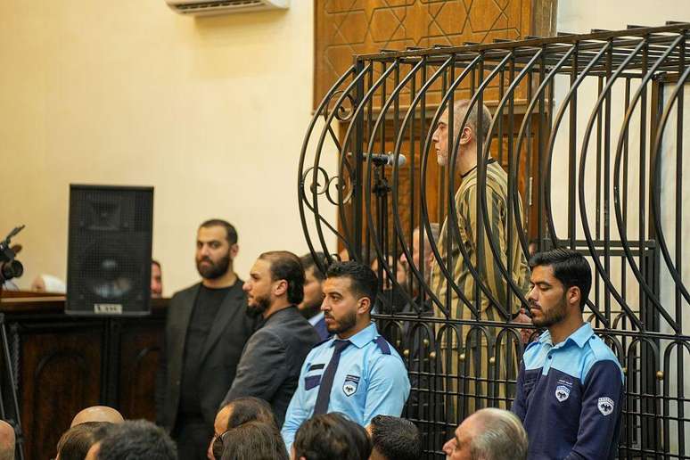 Atef Najib apareceu em uma jaula no tribunal durante sua senten&ccedil;a na ter&ccedil;a-feira