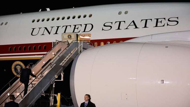 Depois, ele embarcou no avi&atilde;o doado pelo Catar para viajar do Reino Unido aos Estados Unidos