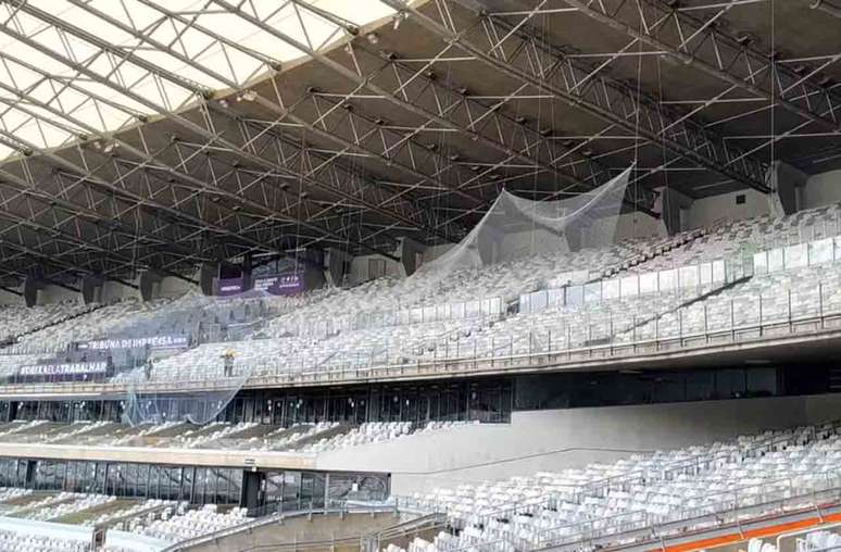Redes de prote&ccedil;&atilde;o no setor visitante do est&aacute;dio &ndash;
