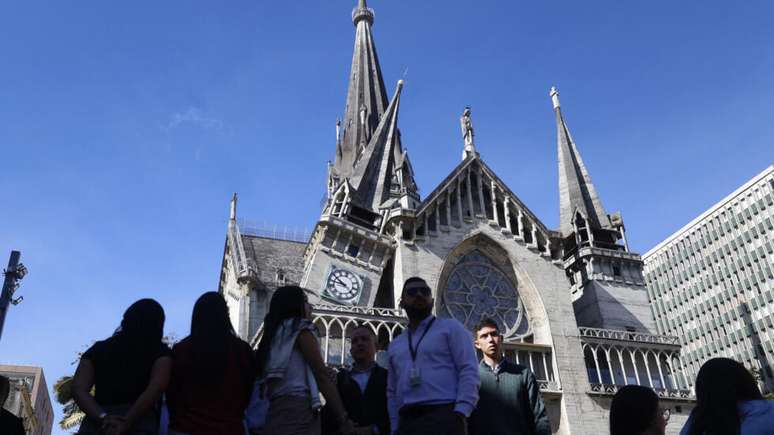 Uma das torres da Catedral de Manizales desmoronou ap&oacute;s o terremoto de magnitude 7,4 que atingiu a Col&ocirc;mbia.