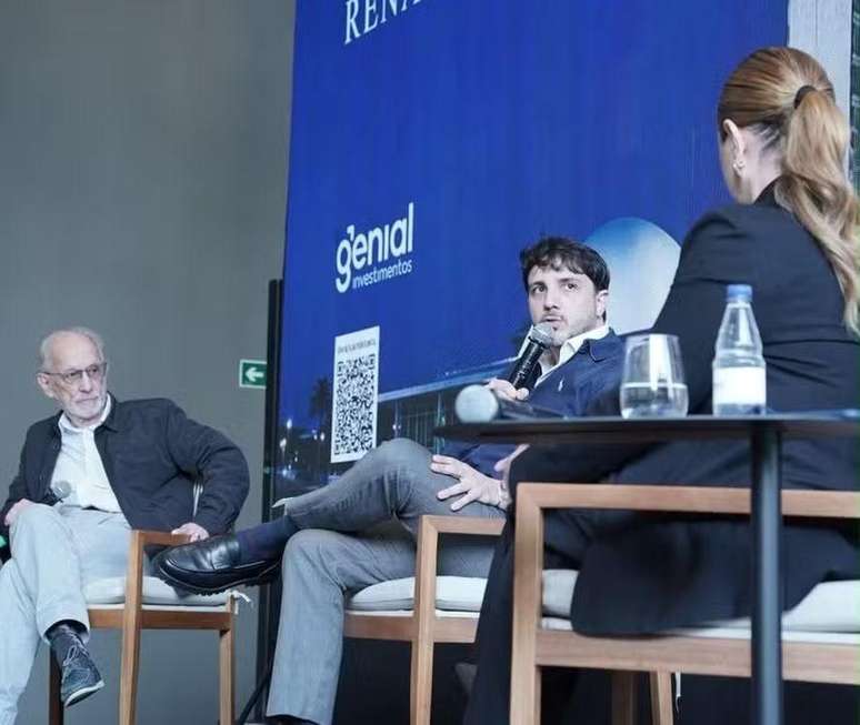 Renan Santos (centro) participou em junho de encontro com clientes da Genial Investimentos, onde foi recebido por Jos&eacute; M&aacute;rcio Camargo (esq.)