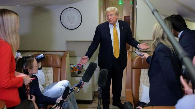 Trump falou sobre a amea&ccedil;a do Ir&atilde; depois de embarcar no avi&atilde;o presidencial doado pelo Catar