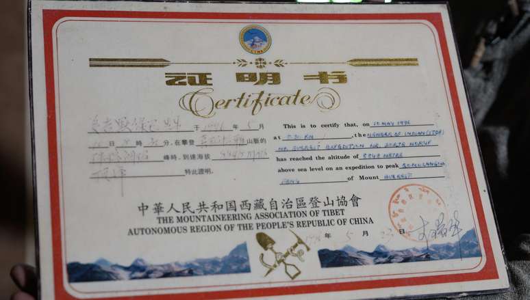 A fam&iacute;lia de Morup tem orgulho de mostrar o certificado emitido pelo governo chin&ecirc;s confirmando que ele alcan&ccedil;ou com sucesso o topo do Everest