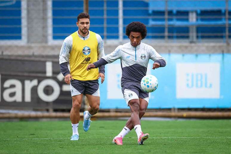 Willian seguia treinando mas sem espa&ccedil;o no time titular &ndash;