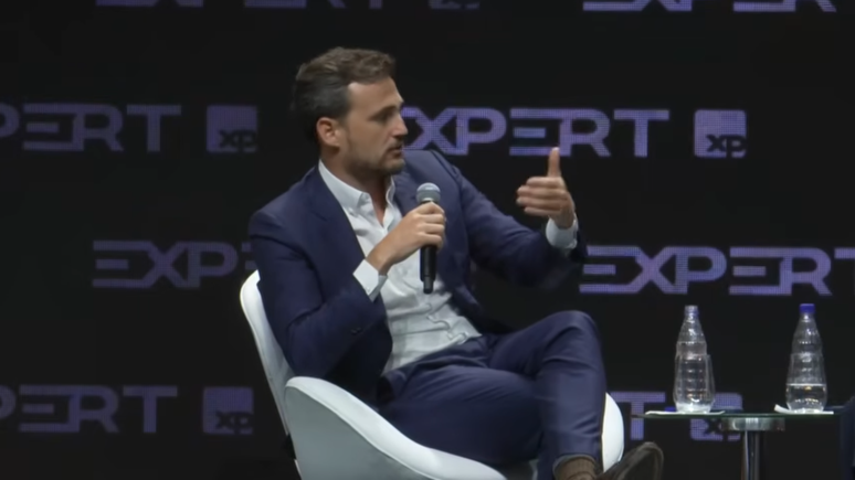 Filho da economista Elena Landau e s&oacute;cio-fundador da Vista Capital, Jo&atilde;o Landau &eacute; citado por Renan Santos como seu conselheiro para assuntos econ&ocirc;micos
