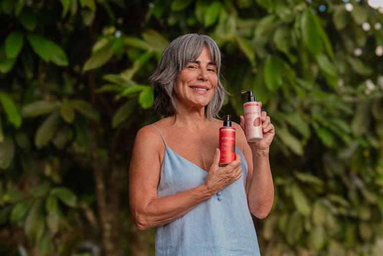 Gloria Pires com produtos de sua marca BemGloria 
