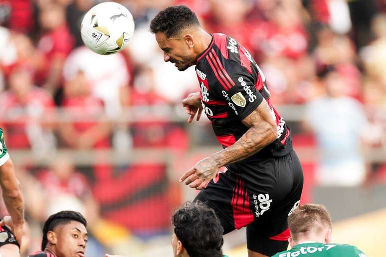 Danilo sobe mais que todo mundo para marcar o gol do t&iacute;tulo da Libertadores 2025 &ndash;