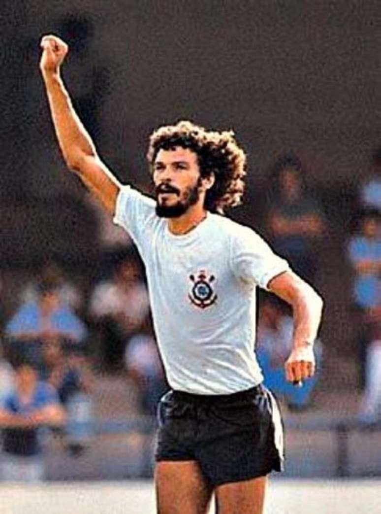 S&oacute;crates marcou &eacute;poca com a camisa do Corinthians e da Sele&ccedil;&atilde;o Brasileira &ndash;