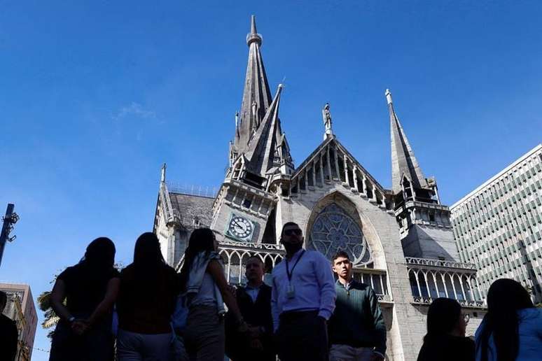Catedral de Manizales com a torre visivelmente inclinada para um dos lados