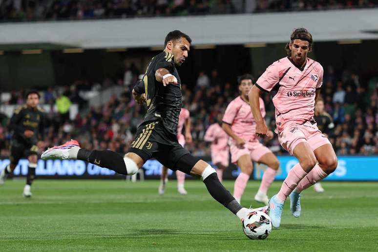 Celik, da Juventus, arrisca o chute no amistoso com o Palermo, em Perth, Austr&aacute;lia &ndash;