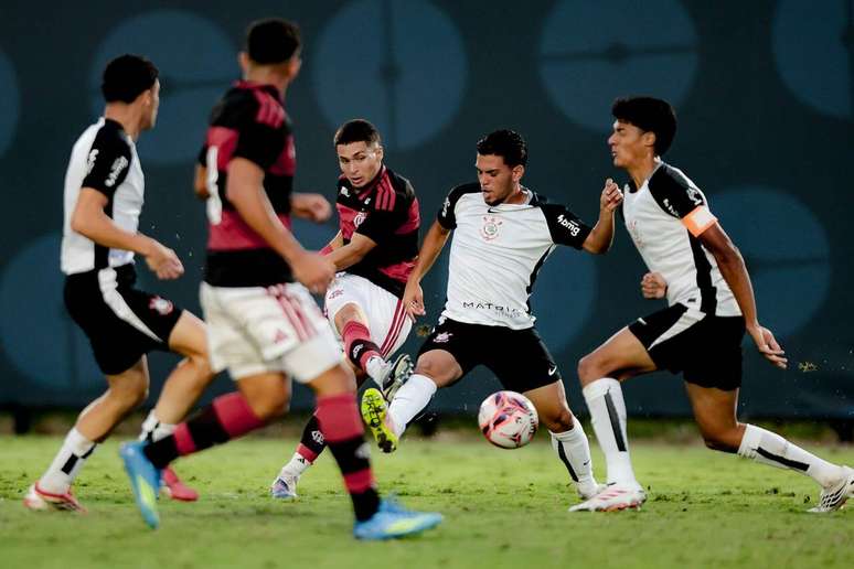 Jo&atilde;o Victor corta para o p&eacute; direito para bater e fazer 2 a 0 para o Fla &ndash;